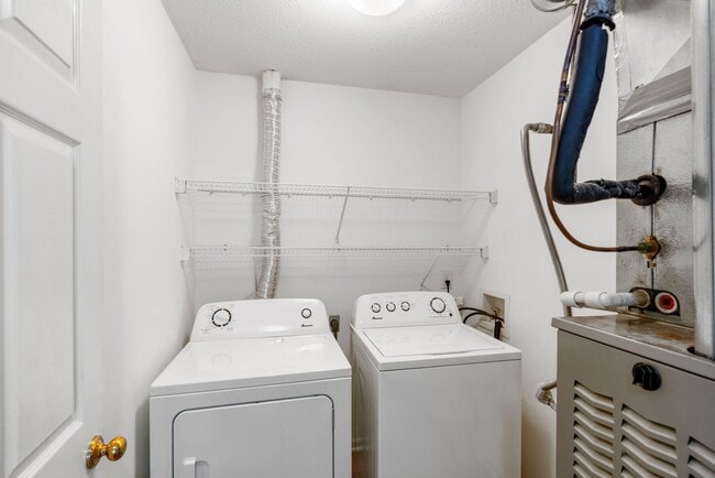 Building Photo - 5013-5015-5015 Betty Jean Way