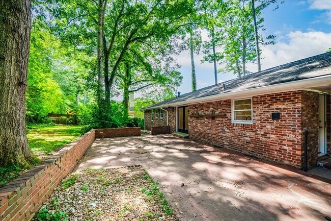 Building Photo - 2038 S Akin Dr