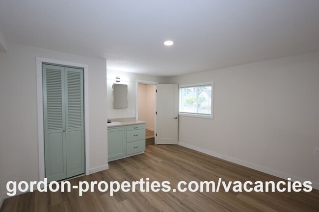 Building Photo - Saint Helens OR - newly renovated 1 bedroom apartment