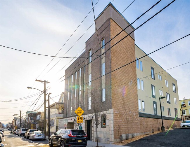 Building Photo - 541 42nd St