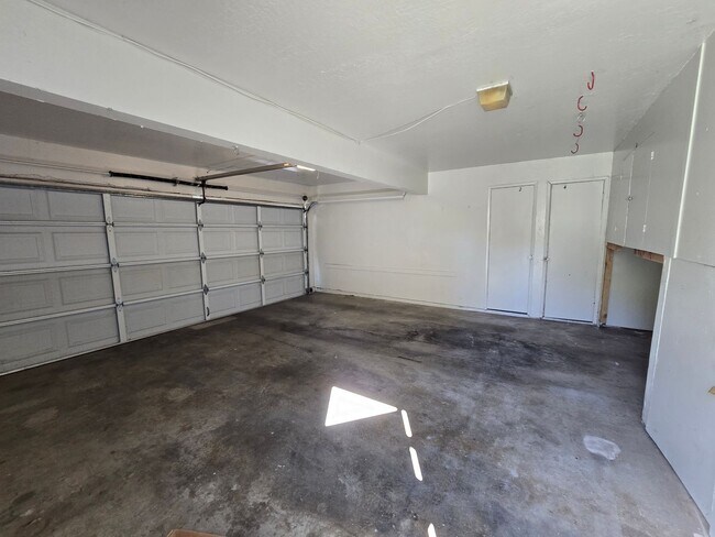 Building Photo - Beautifully Updated #4 Condo