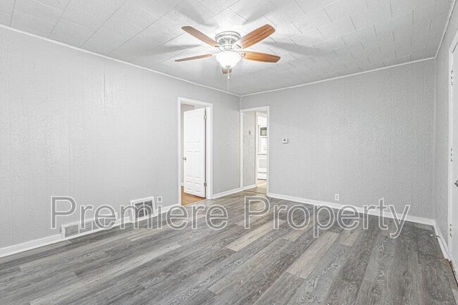 Building Photo - 2315 S Hawthorne Ave