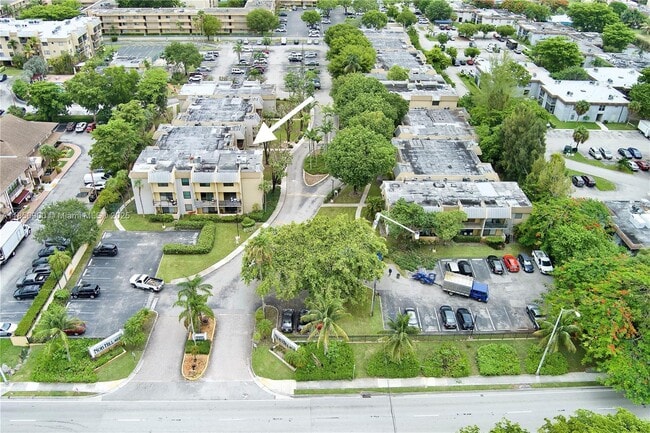 Building Photo - 10413 N Kendall Dr