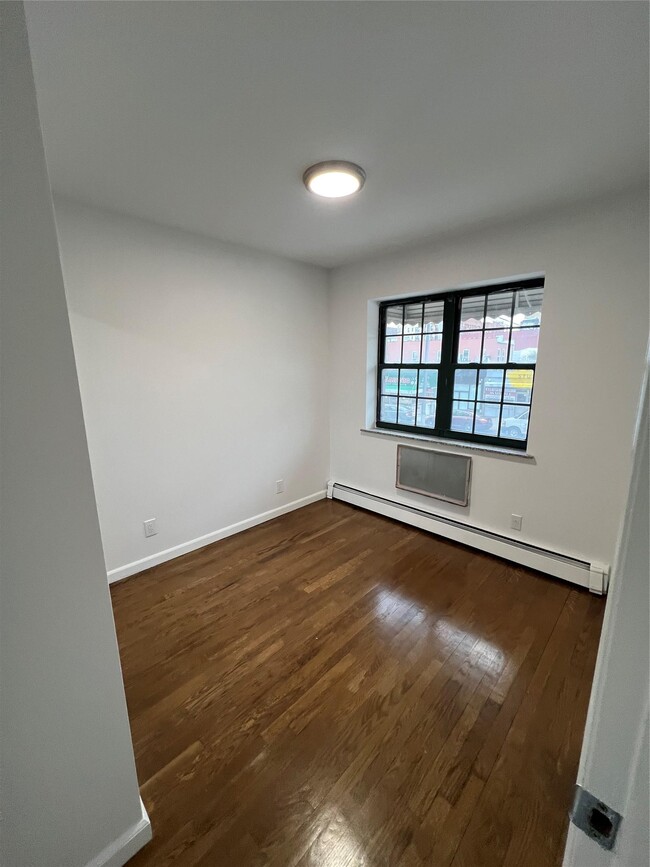 Building Photo - 30-12-30-35 35th Ave