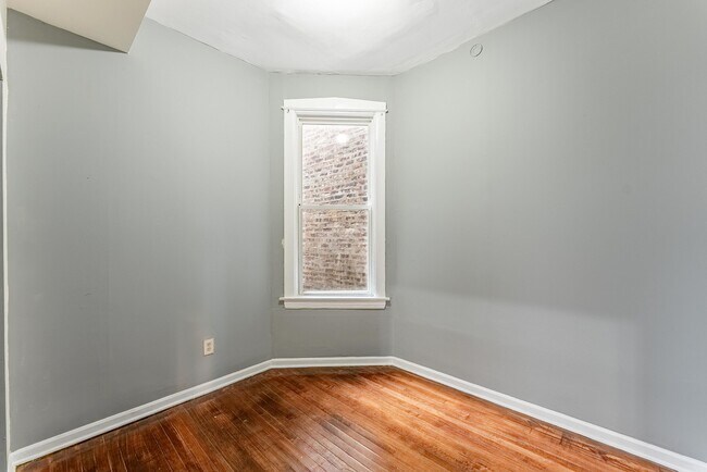 Building Photo - 1426 S Avers Ave