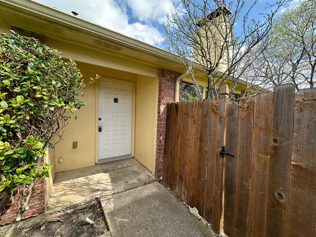 Building Photo - 4738-4740 Berridge Lane