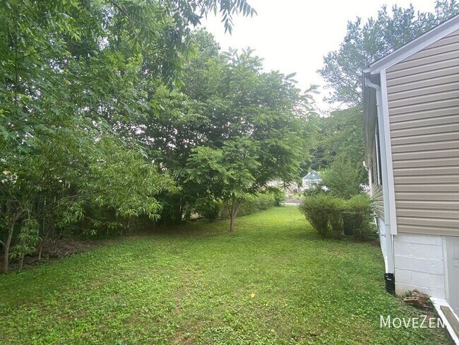 Building Photo - 2301 Cherokee Ln