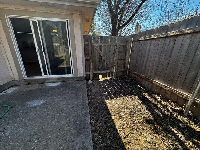 Building Photo - Ginder Properties2 (2906 Kestrel Dr)