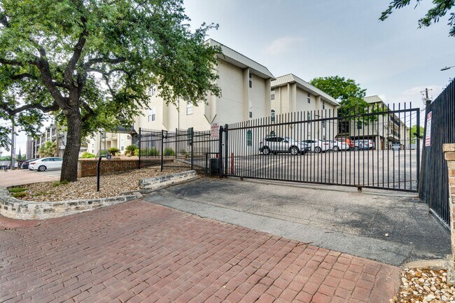 Building Photo - K2017 - Pointe #48