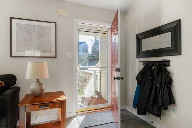 Building Photo - Bright and Spacious 3 Bedroom Home in Chesterfield ***Available Early March***