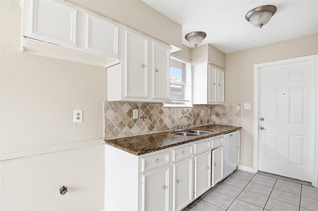 Building Photo - 6122 S Greenpark Dr