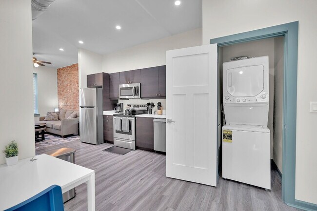 Building Photo - Furnished 2-Bedroom, 2-Bath Apartment near the Medical Campus