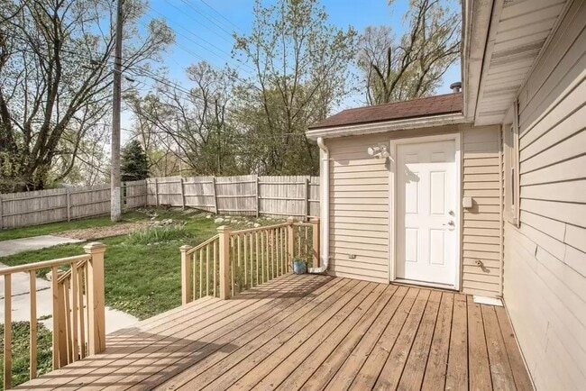 Building Photo - 4980 Ainsley Ave