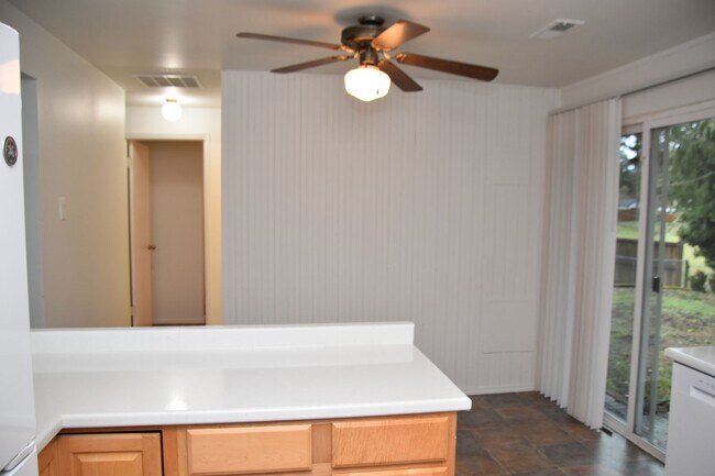 Building Photo - 3 Bedroom 1 Bath University Place Rambler on Quiet Cul De Sac