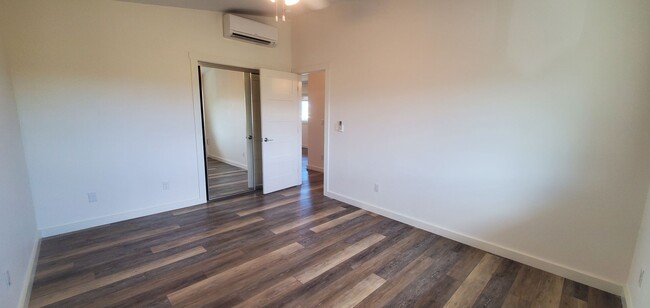 Building Photo - Spacious 2 bed, 1 bath upgraded unit in Ka...