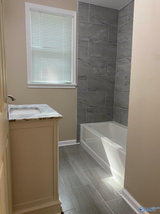 Building Photo - 3609 Lakewood Dr NW