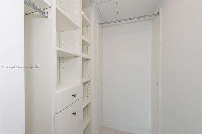 Building Photo - 1300 Brickell Bay Dr