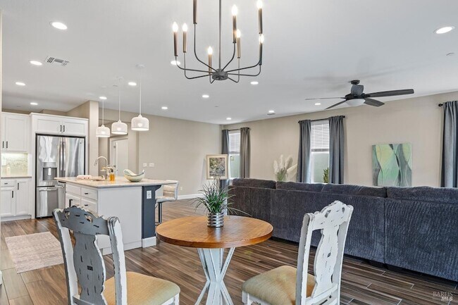 Building Photo - 343 Silver Ridge Dr