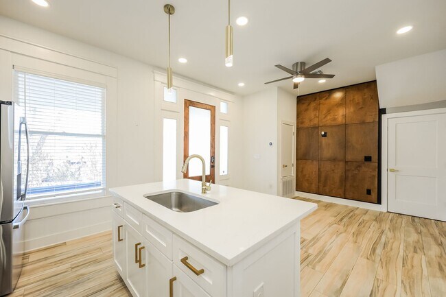 Building Photo - 120 E Magnolia Ave