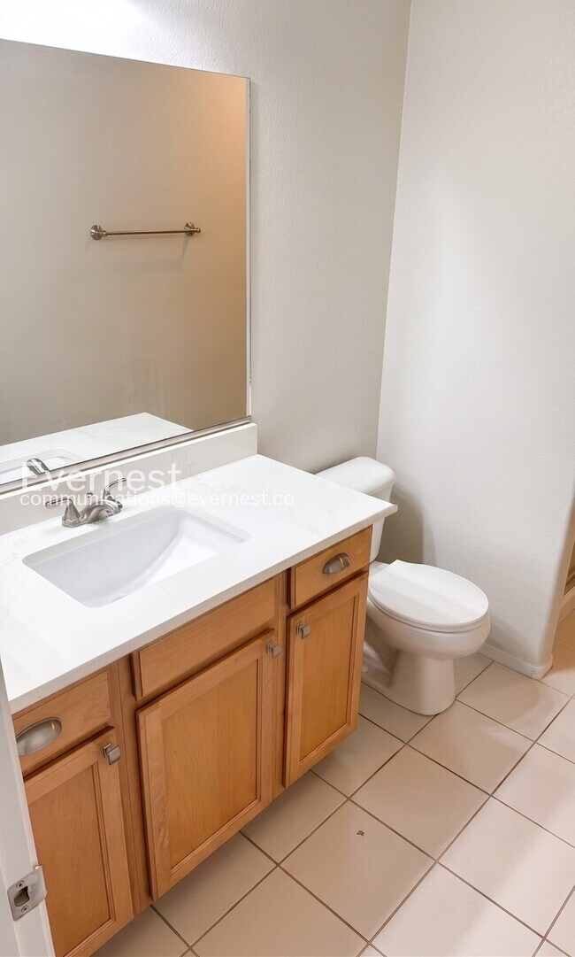 Building Photo - 2 Bed/2 Bath Home with Fenced Yard & Garage / Available Now!