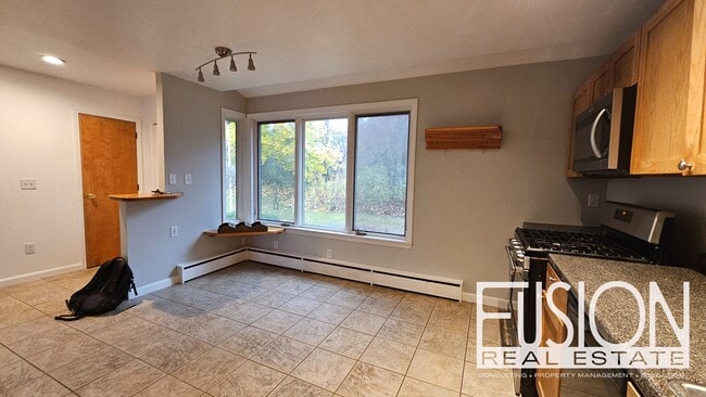 Building Photo - Bright, Spacious End-Unit Townhome in Prem...