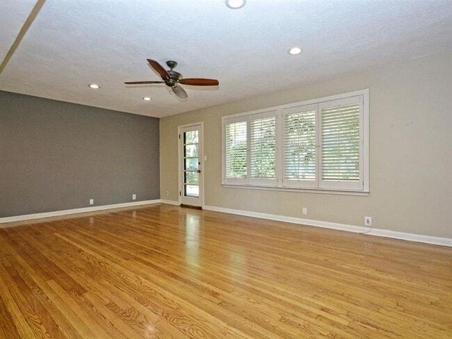 Building Photo - 2600 Twin Oaks Dr