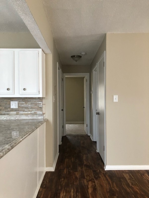Building Photo - 3208 Village Dr SW