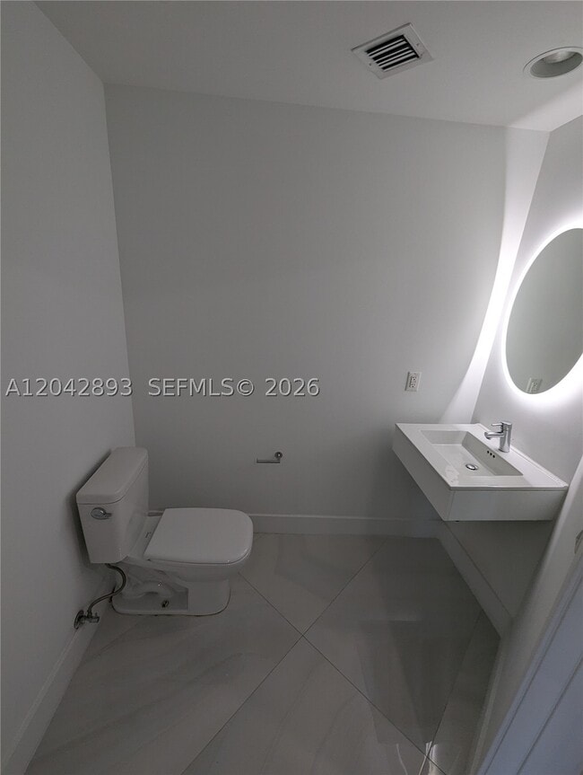 Building Photo - 17111 Biscayne 1011