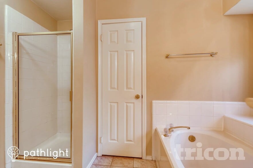 Building Photo - 1801 Pecan View Dr