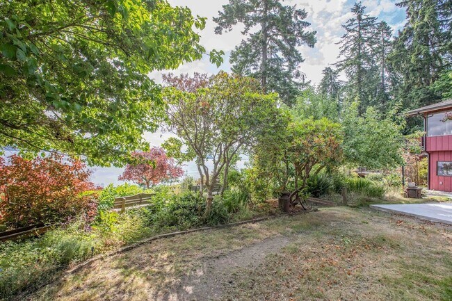Building Photo - Gorgeous Langley Home With Water View and ...