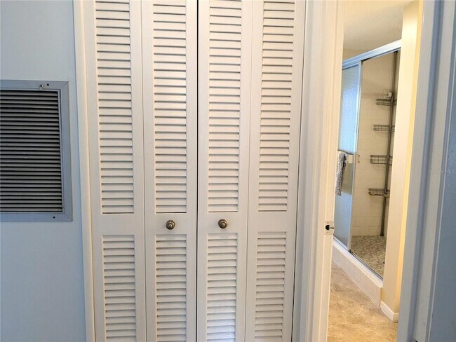 Building Photo - 3739 Lake Bayshore Dr