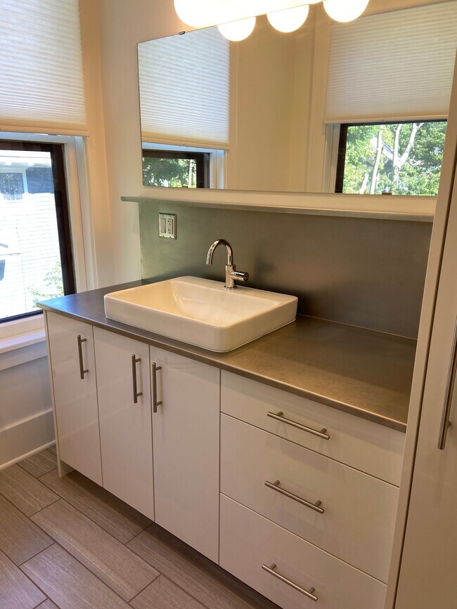 Building Photo - 237 Stuart Ave