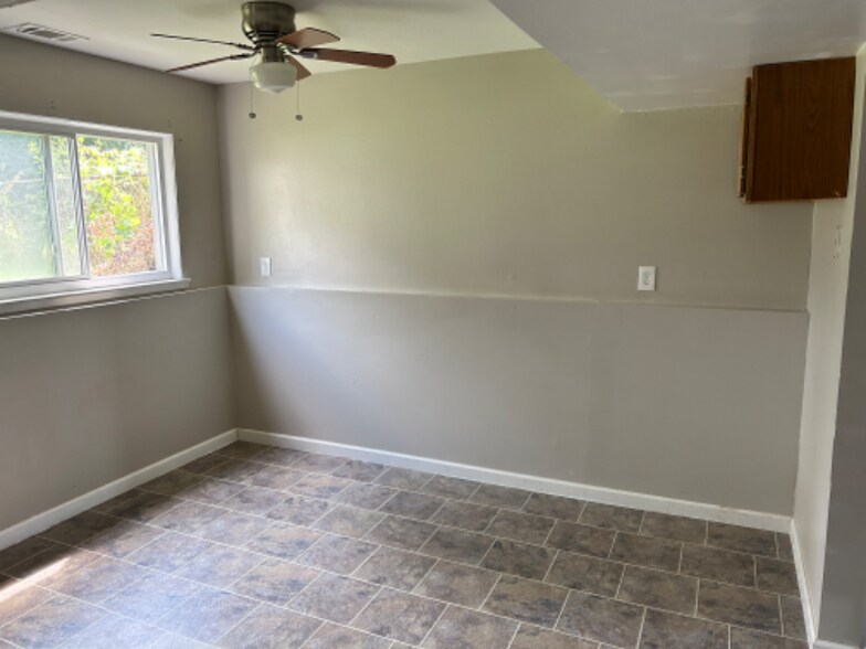 Building Photo - 1398 E Juliah Ave