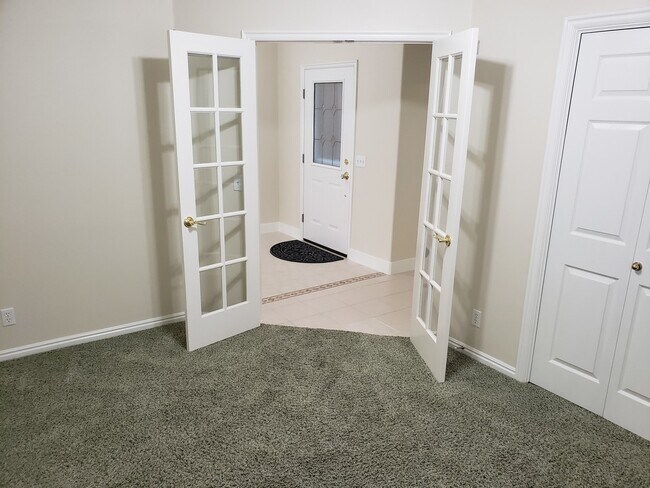 Building Photo - Bright Home with 2 Car Garage