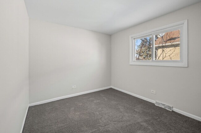 Building Photo - 10214 S La Salle St