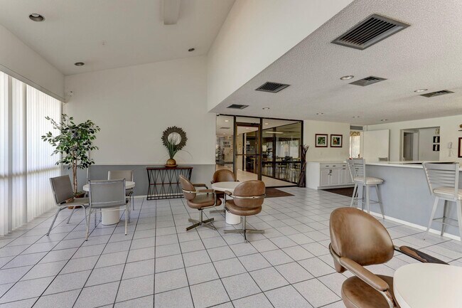 Building Photo - 2334 S Cypress Bend Dr