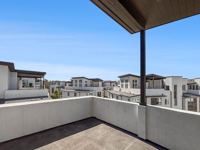 Building Photo - Stunning 3BD/2.5BA Townhouse in Mission Va...