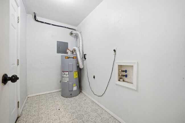 Building Photo - OPEN HOUSE SATURDAY THE 20TH 1PM-3PM! Three-bedroom, two-and-a-half bathrooms in Pembroke Meadows!