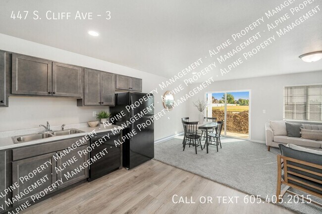 Building Photo - 447 S Cliff Ave