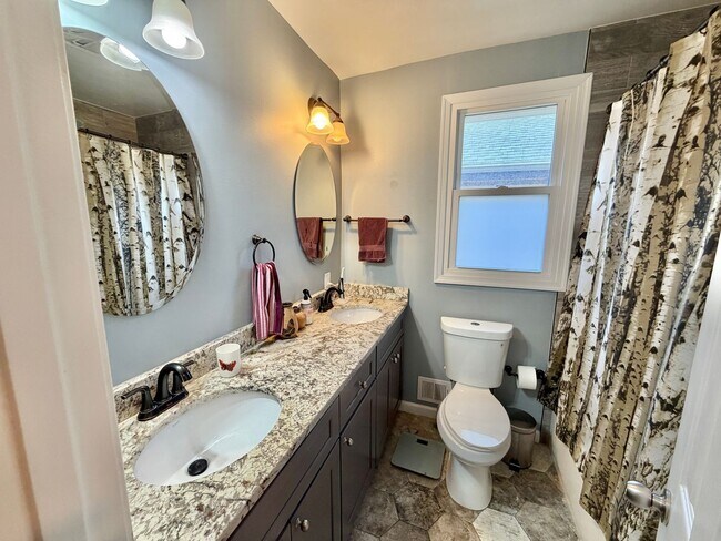 Building Photo - Beautiful Benning 3 Bedroom Renovated Bungalow Home with Yard, Parking, W/D.