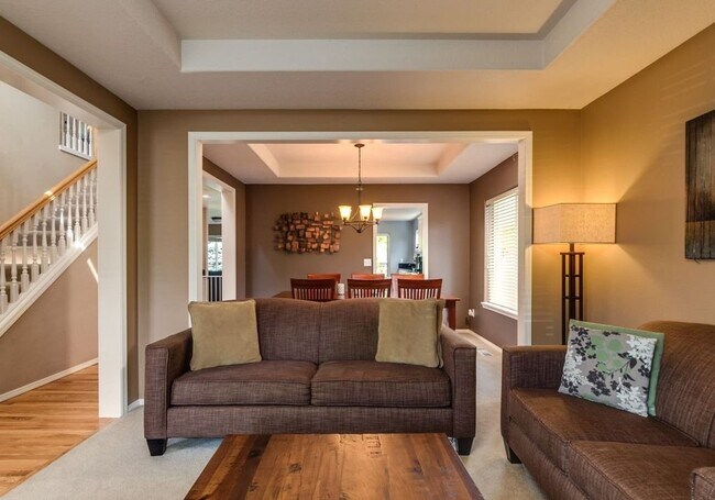 Building Photo - Beautiful Spacious Home!