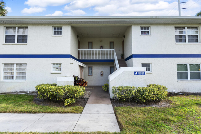 Building Photo - 1518 SE Royal Green Cir