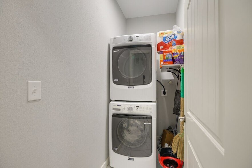 Building Photo - 3523 Bain St