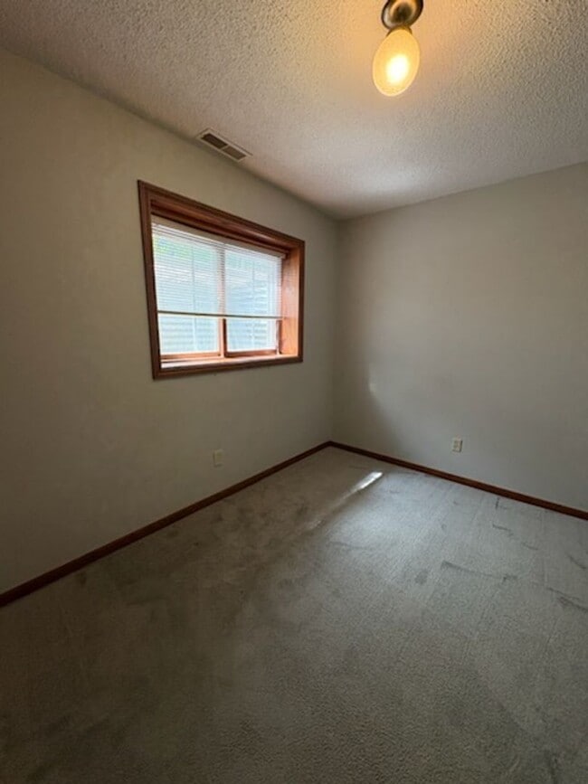 Building Photo - 3 BEDROOM | 2 BATH | DUPLEX | WEST
