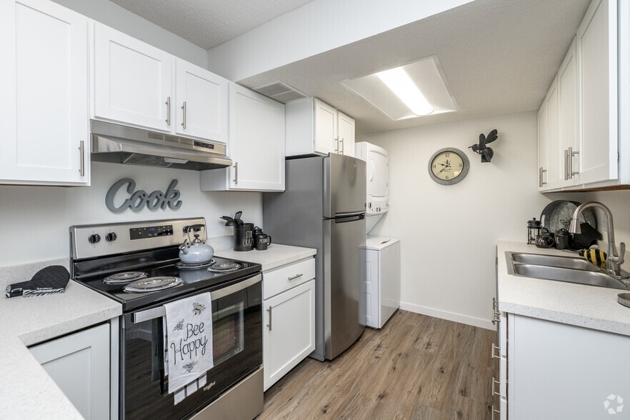 3BR, 3BA - 1,434SF - Kitchen - Saddlewood Park Townhomes