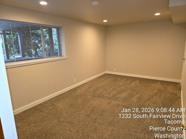 Building Photo - View home North Tacoma - 3 bedroom, 3.5 bathroom, 6 car garage - Available NOW!!!