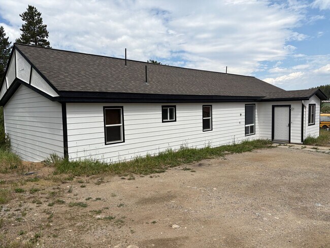Building Photo - 3 Parking spots! Pets Negotiable, Open Floor Plan and Storage! Available now! Year lease!