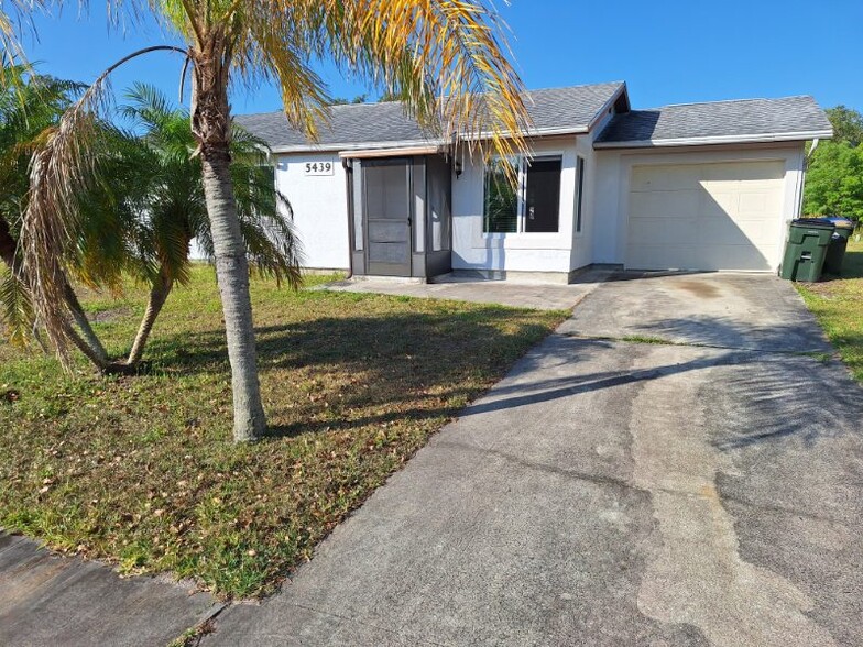 Building Photo - 5439 Kenwood Dr