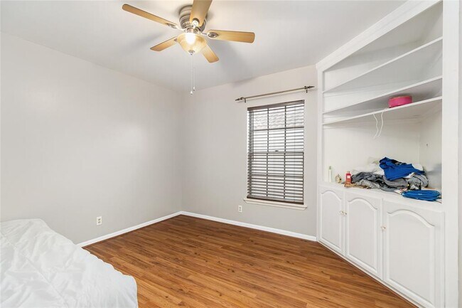 Building Photo - 2824 Briarhurst Dr