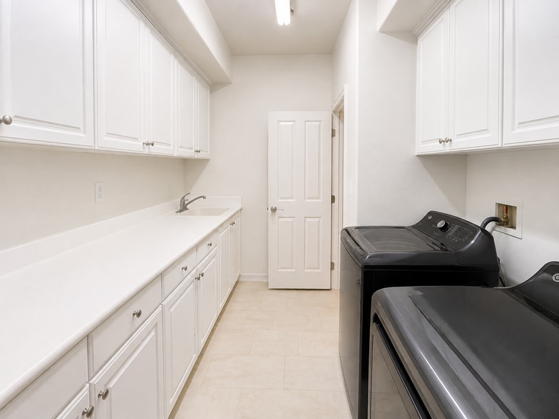 Building Photo - 46338 Durango Dr